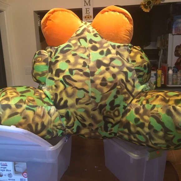 Giant Green & Orange Leopard Frog - Picture 3 of 6